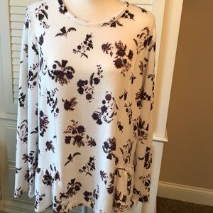 ⭐️⭐️Maurice’s Floral Sweater W/Ruffle Bottom⭐️⭐️